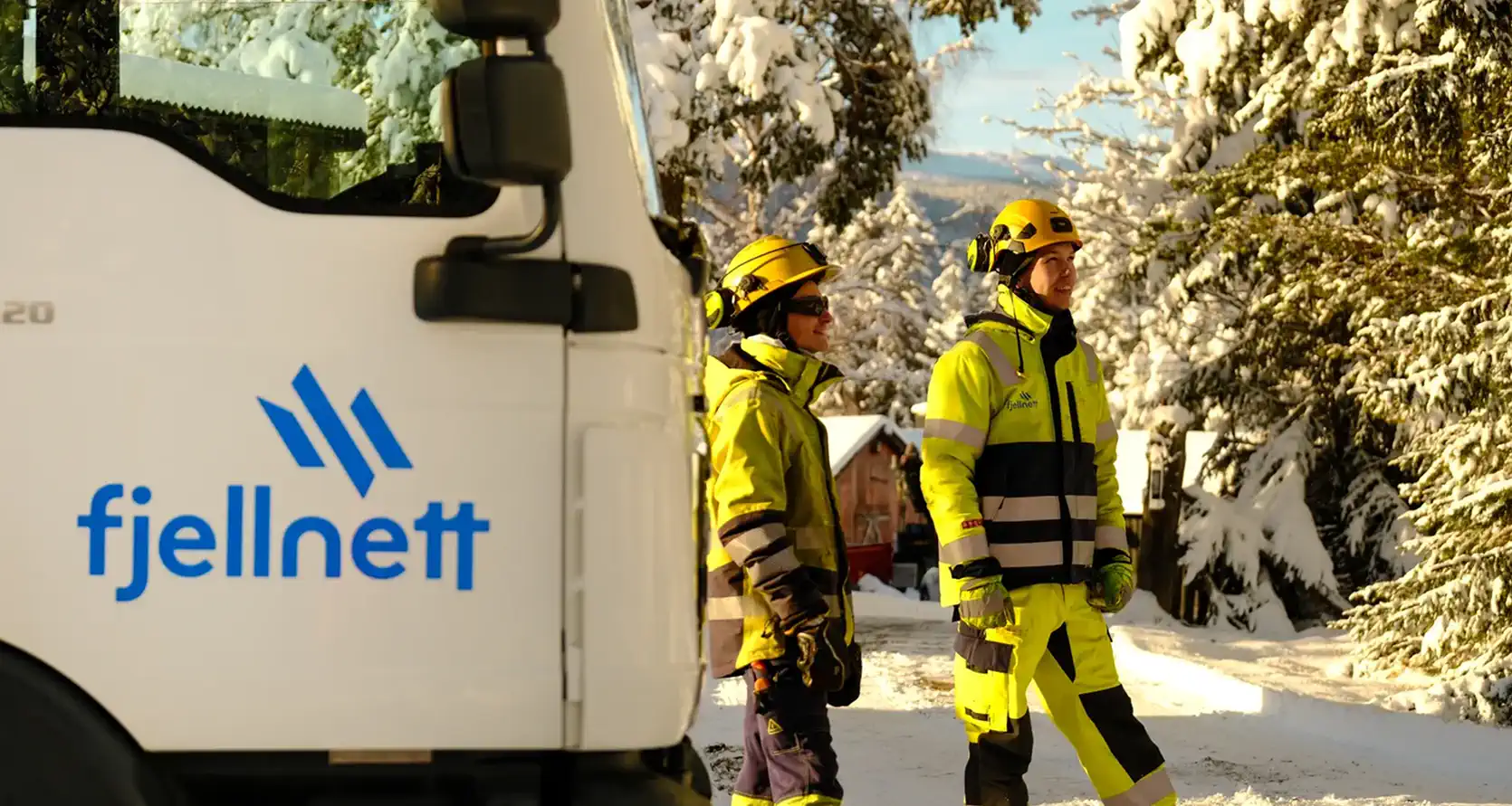 Fjellnett field crew beside a service vehicle during the Norwegian winter